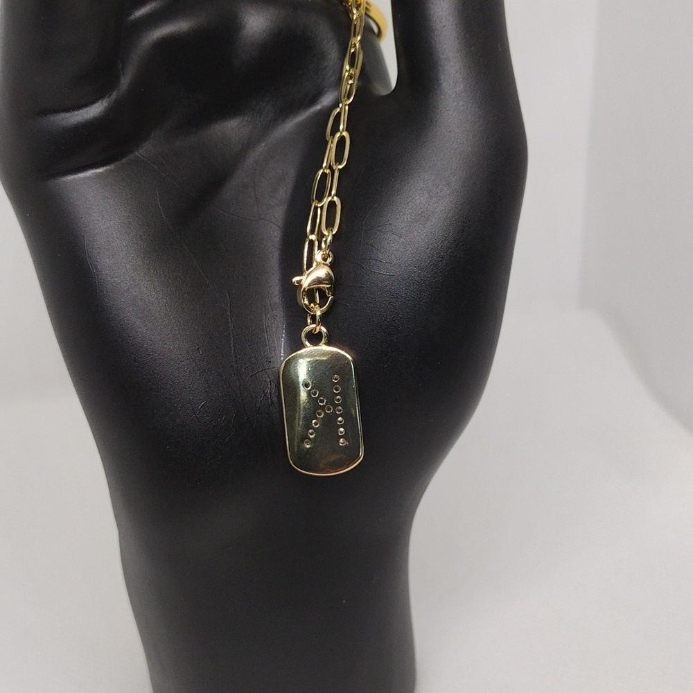 Elegant Gold Keychain with Stylish ‘K’ Pendant – Perfect Gift - Picture 2 of 3